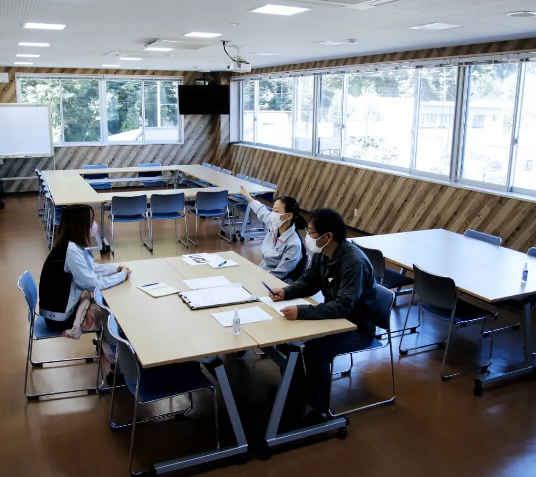 工場内での製造・検品・設計・打ち合わせなど、ものづくりの現場で働く人々と設備の様子を捉えた写真。