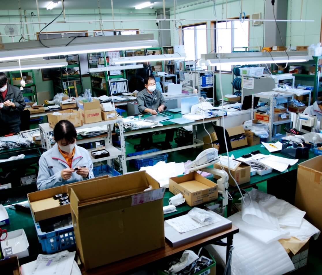 工場内での製造・検品・設計・打ち合わせなど、ものづくりの現場で働く人々と設備の様子を捉えた写真。