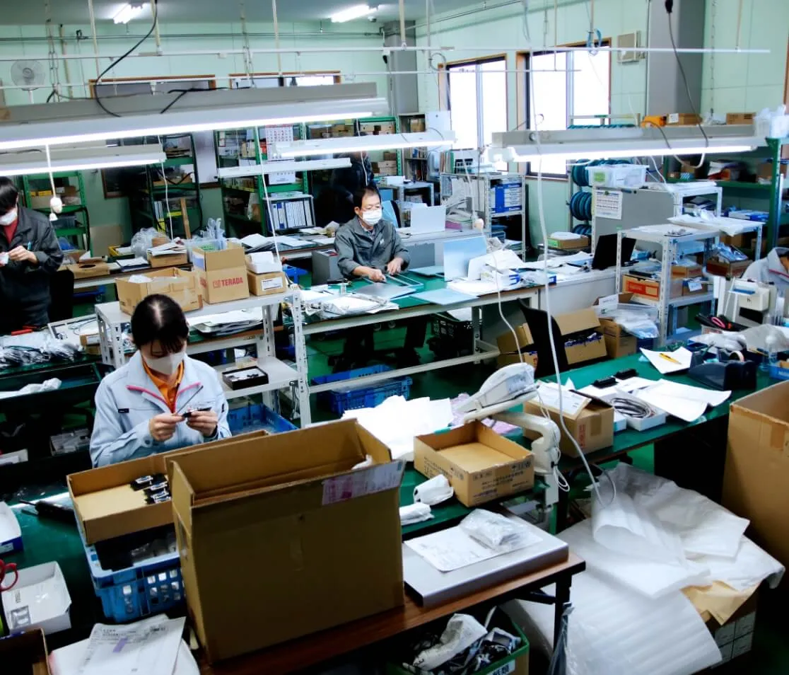 工場内での製造・検品・設計・打ち合わせなど、ものづくりの現場で働く人々と設備の様子を捉えた写真。