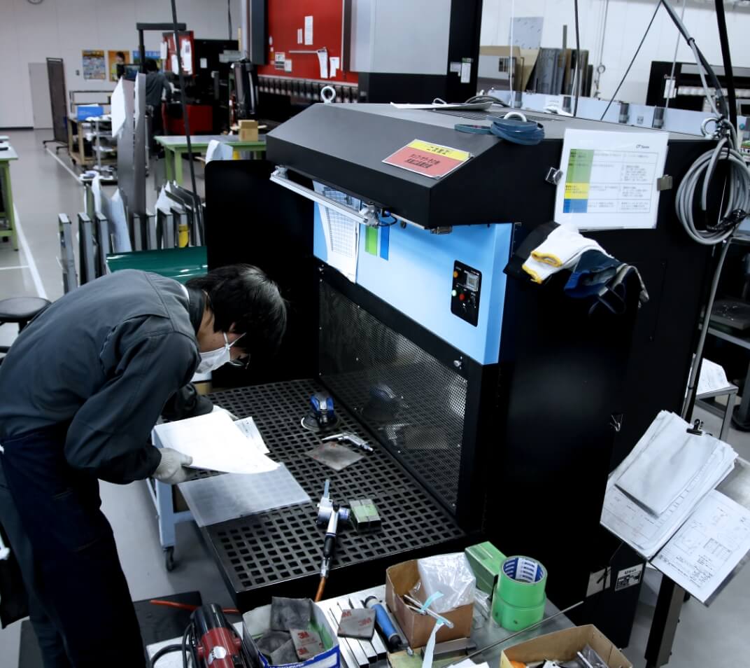 工場内での製造・検品・設計・打ち合わせなど、ものづくりの現場で働く人々と設備の様子を捉えた写真。