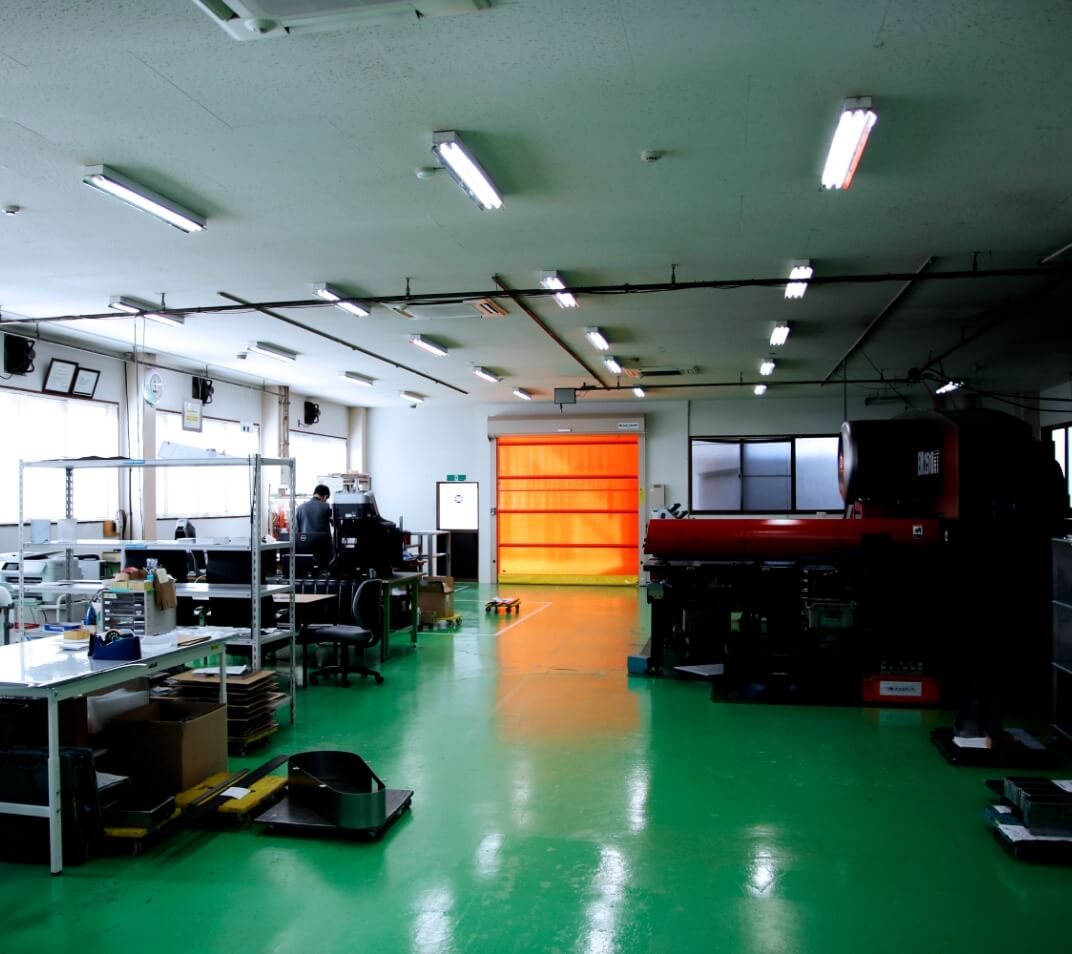 工場内での製造・検品・設計・打ち合わせなど、ものづくりの現場で働く人々と設備の様子を捉えた写真。
