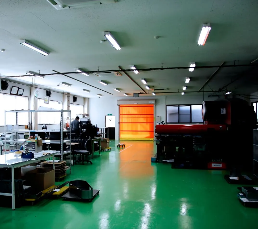 工場内での製造・検品・設計・打ち合わせなど、ものづくりの現場で働く人々と設備の様子を捉えた写真。